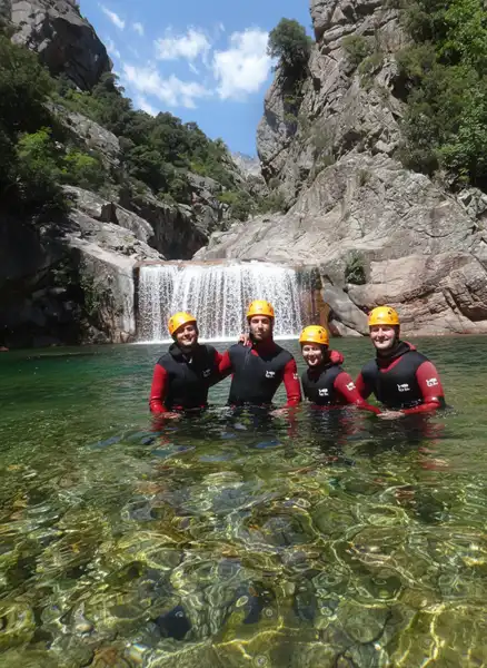 Canyoning Vacca - Rappel technique sous une cascade émeraude